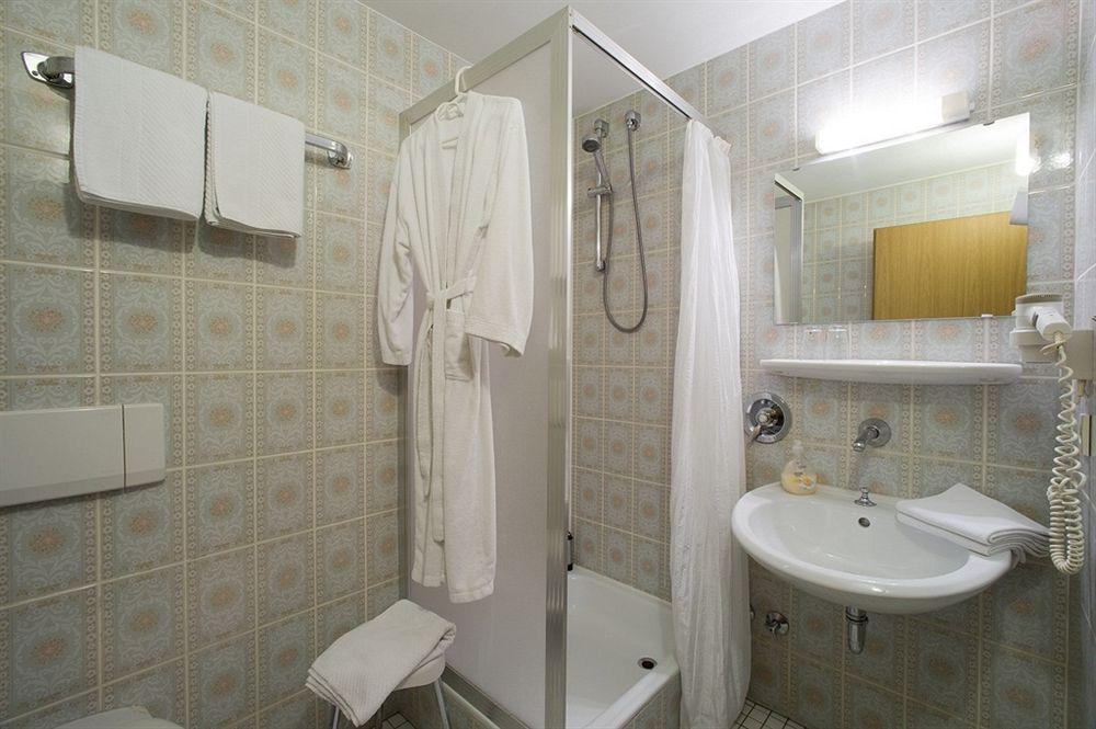 Landhotel Sauerlaender Hof Эслоэ Экстерьер фото
